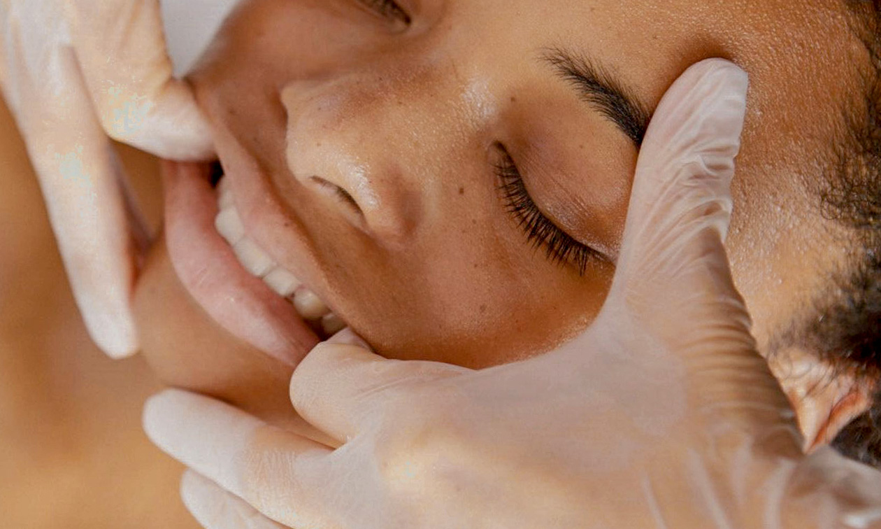 Anuki Natural Facelift massages