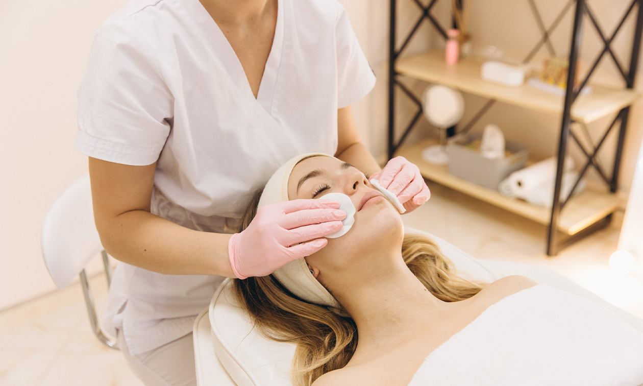 Anuki Natural Facelift massages