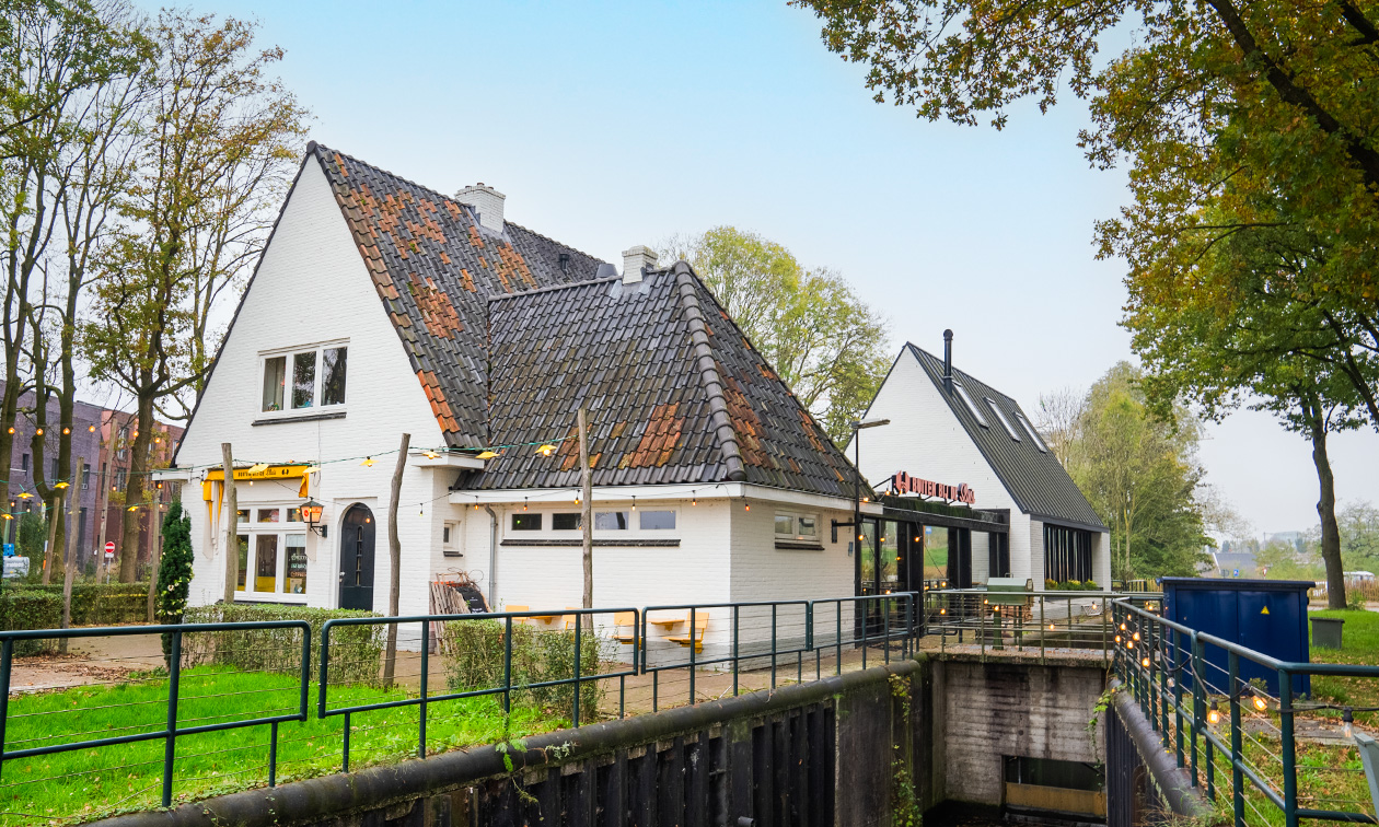 Buiten bij de Sluis