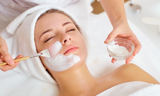 Gezichtsbehandeling + -massage (60 min) of voetenspa (60 min)
