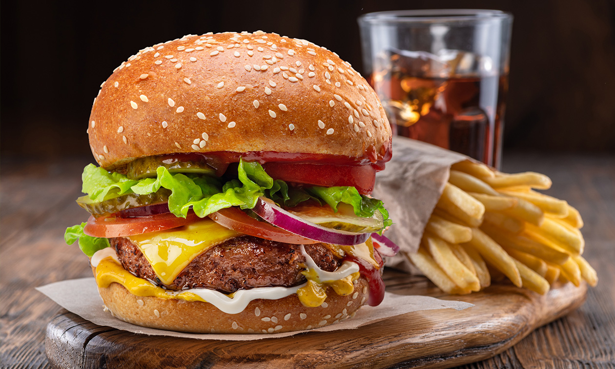 Burger + friet + frisdrank of pizza + frisdrank voor afhaal