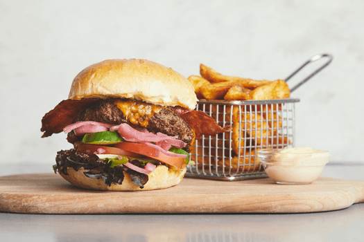 Valgfri burger med krydrede fries og hjemmerørt mayo