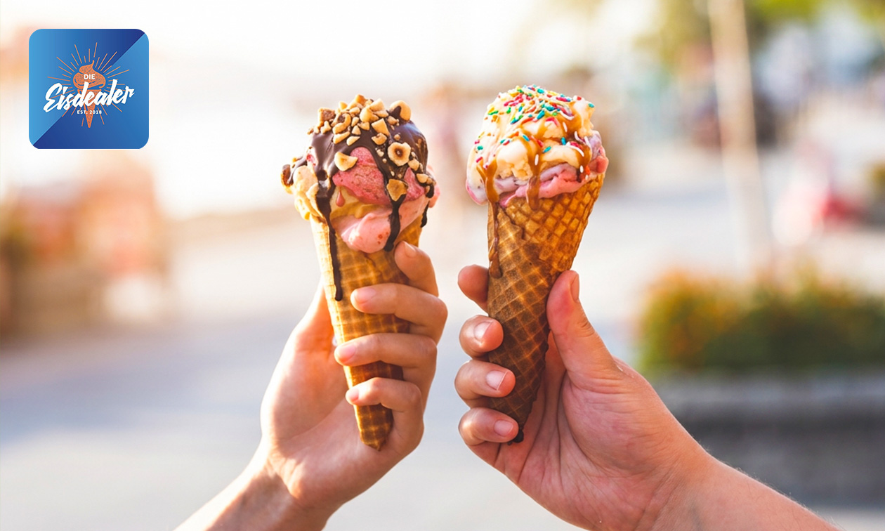Frisches Waffelhörnchen + 3 Kugeln Eis + 2 Toppings nach Wahl in Mönchengladbach
