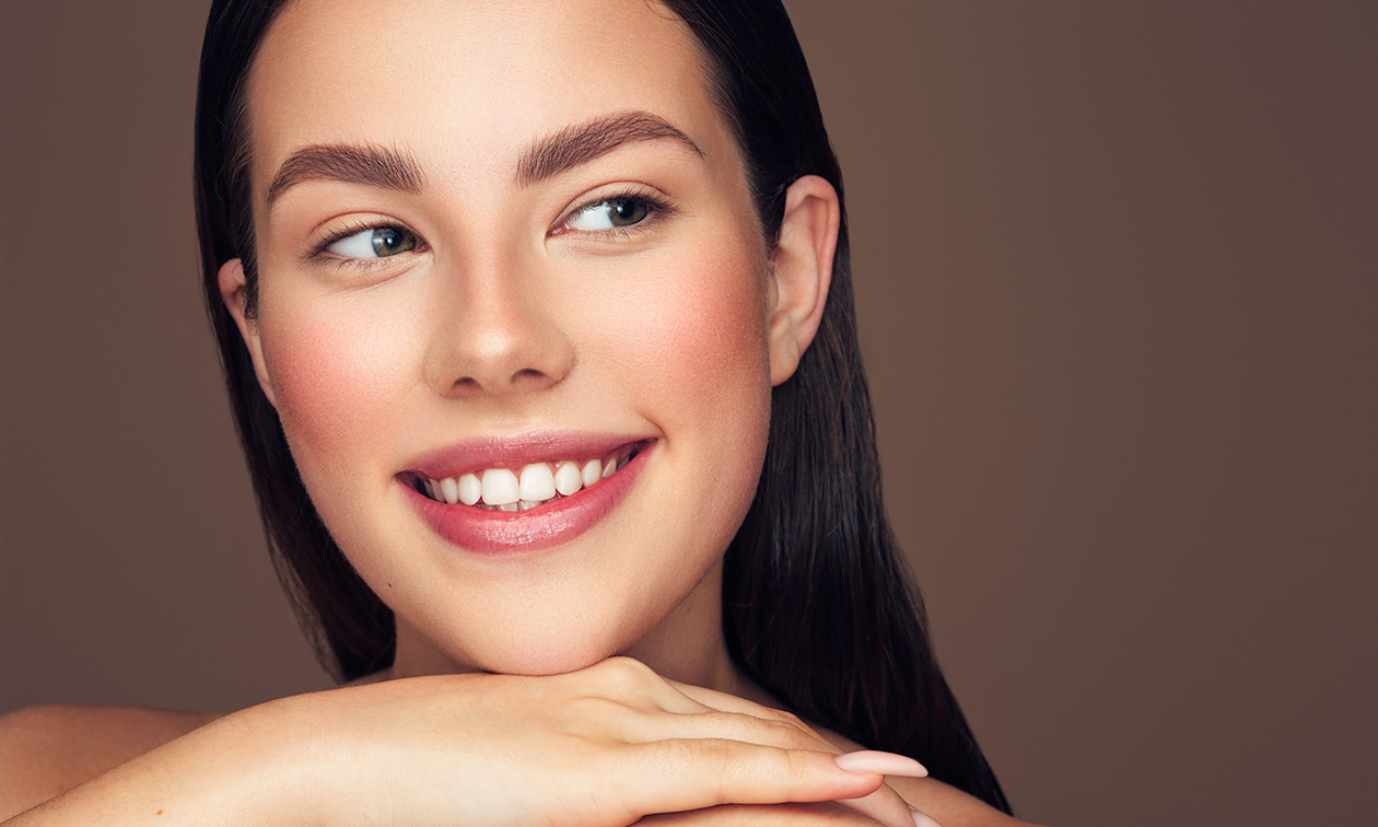 Permanente make-up voor wenkbrauwen of lippen