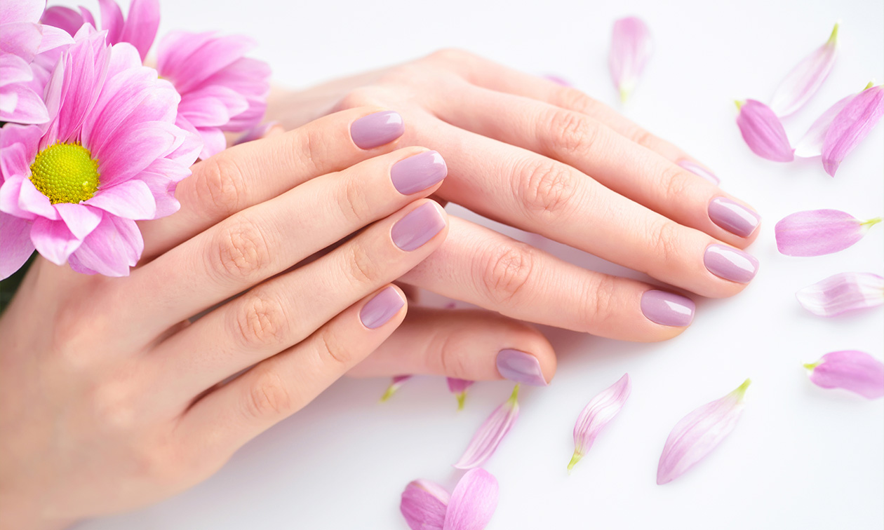 Manicurebehandeling + BIAB bij jou thuis (90 min)