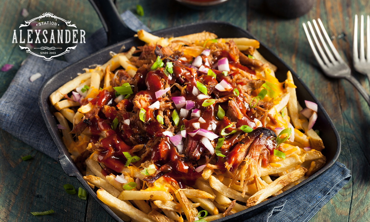 Loaded fries + drankje bij Station Alexsander