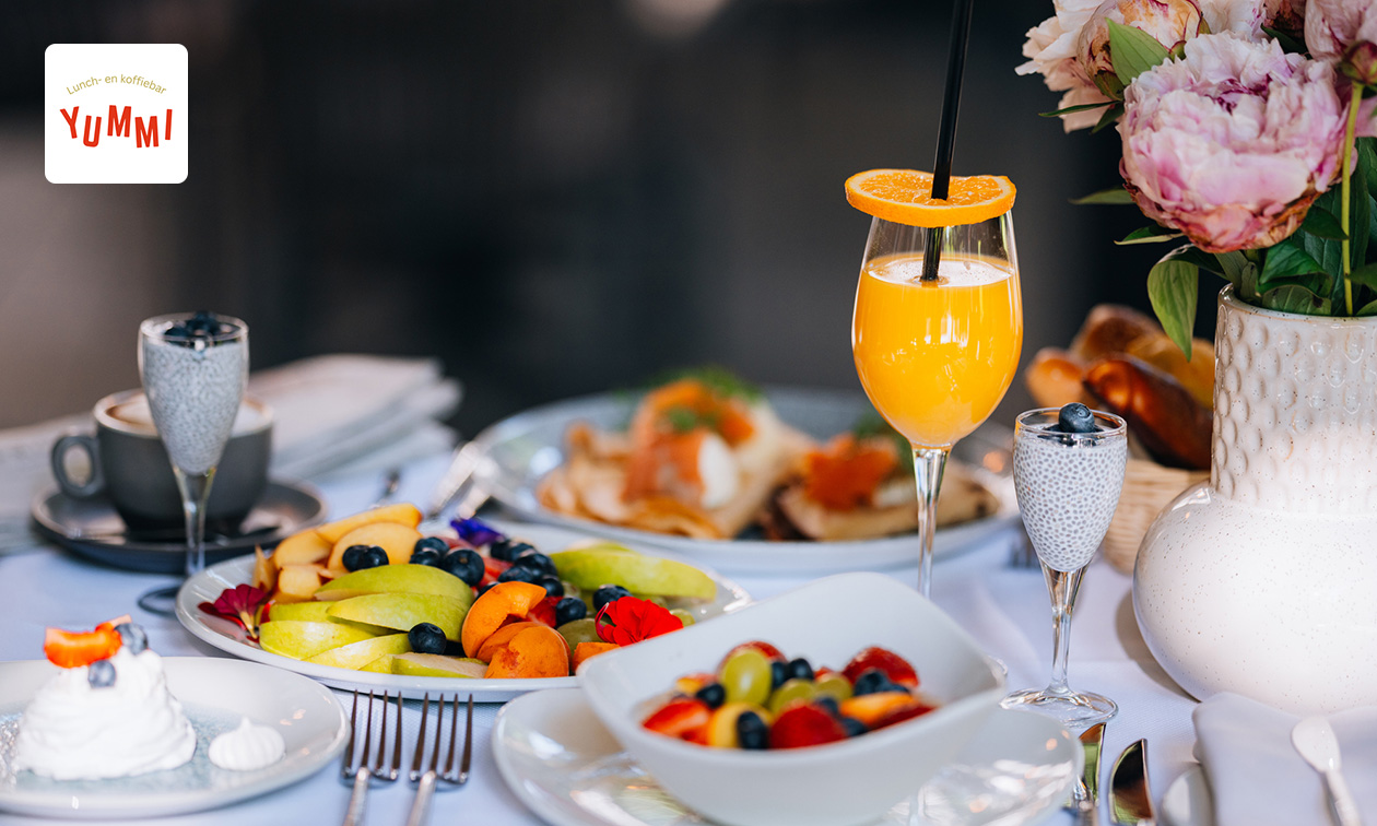 Luxe ontbijt + glas cava bij Yummi
